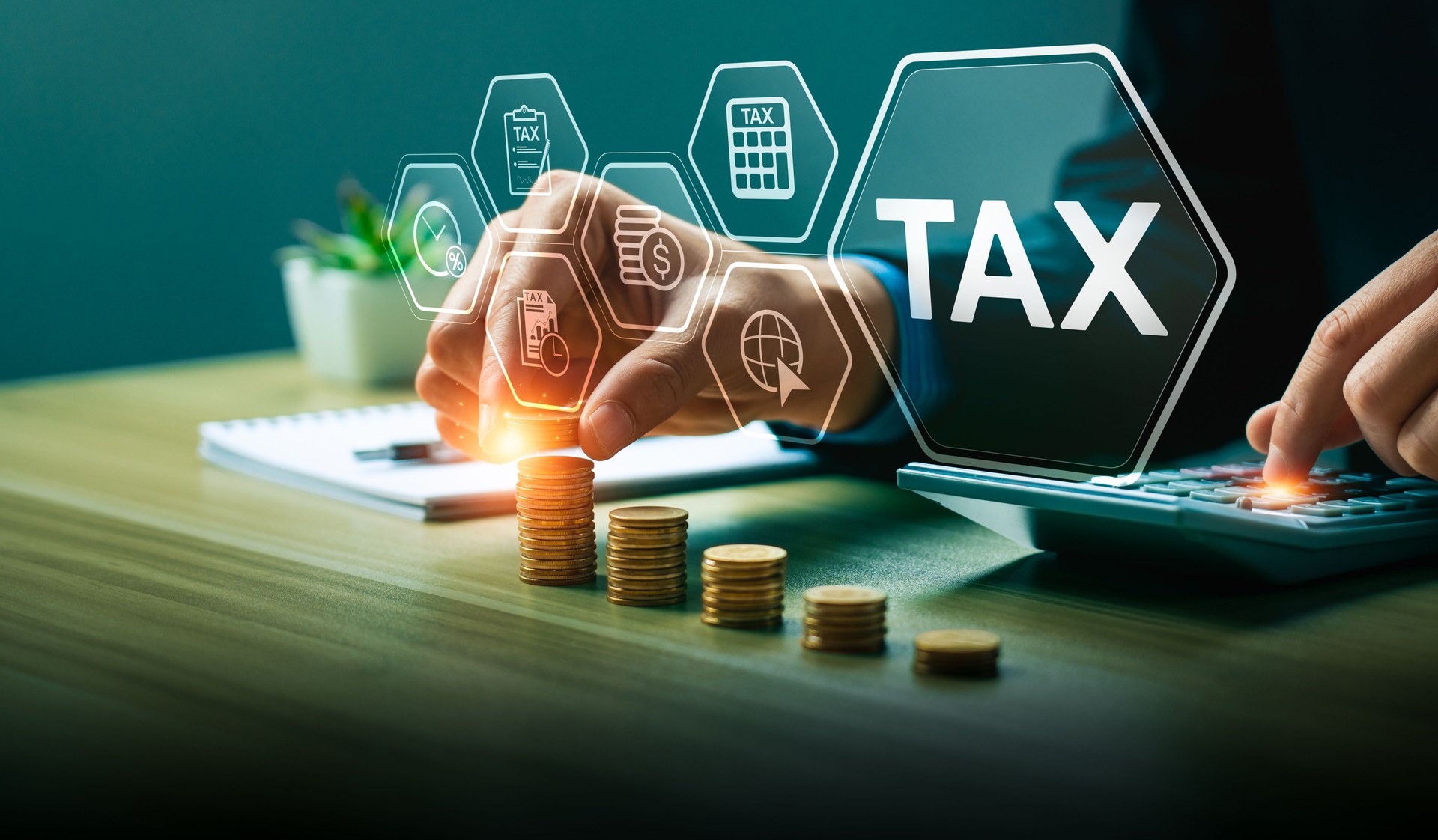 Homme d’affaires gérant les impôts avec une interface numérique, empilant des pièces de monnaie et utilisant une calculatrice pour la planification financière, le calcul des impôts et la stratégie économique, Planification financière précise, S